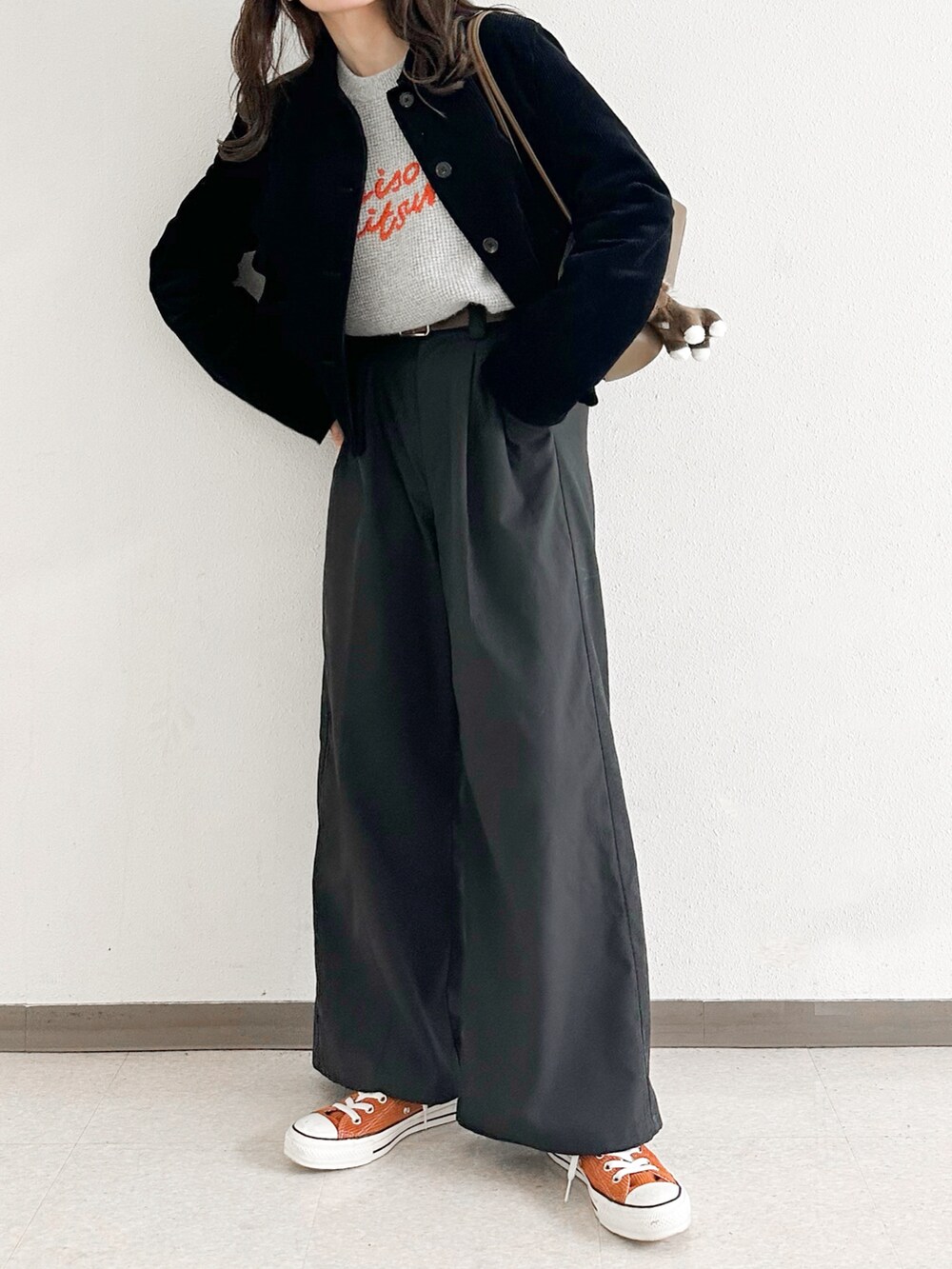 ブラック系のジャケット/アウター、グレー系のニット/セーター、グレー系のその他パンツを着用したレディースの秋コーディネートの2枚目の写真