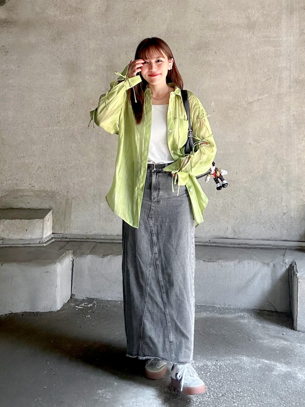 「大人カジュアル、シアートップス、シアーシャツ、リボン、デニムスカート、タイトスカート、ロングスカート、ショルダーバッグ、スニーカー、adidas、厚底シューズ、秋服準備はじめました、休日スタイル、お出かけコーデ」｜「MAISON SPECIALのOversize Shear Ribbon Shirt/オーバーシアーリボンシャツ【MAISON SPECIAL/メゾンスペシャル】（シャツ/ブラウス、グリーン系）」を使った、かほこ。さん（レディース・162cm）の夏コーディネートの3枚目の写真
