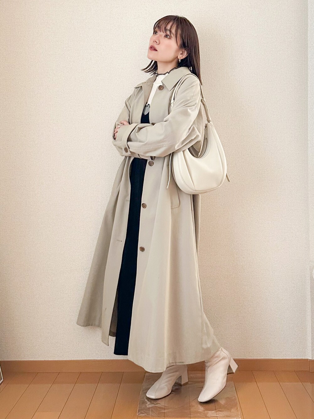 「春コーデ、シンプルコーデ、モノトーン、きれいめカジュアル、大人カジュアル、ステンカラーコート、春アウター、メロウ、リブニット、キャミワンピ、ロングワンピース、ショルダーバッグ、ショートブーツ」｜「PUBLIC TOKYOの【ZOZOTOWN限定】【洗えてチクチクしない】ウェーブステッチリブニット（ニット/セーター、グレー系）」を使った、かほこ。さん（レディース・162cm）の春コーディネートの2枚目の写真