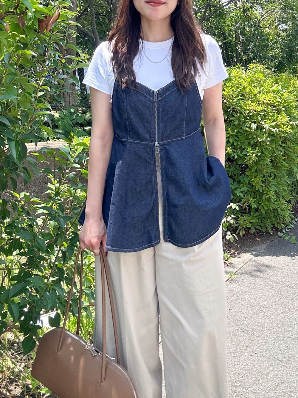 「夏ルックで気分アップ、大人カジュアル、夏コーデ、レイヤードスタイル、アウトドアスタイル、白Tシャツ、デニム、ビスチェ、ワイドパンツ、ショルダーバッグ、スニーカー、お出かけコーデ、休日スタイル」｜「moment+のライトオンスデニムダブルジップペプラムキャミ（キャミソール、ブルー系）」を使った、かほこ。さん（レディース・162cm）の夏コーディネートの3枚目の写真