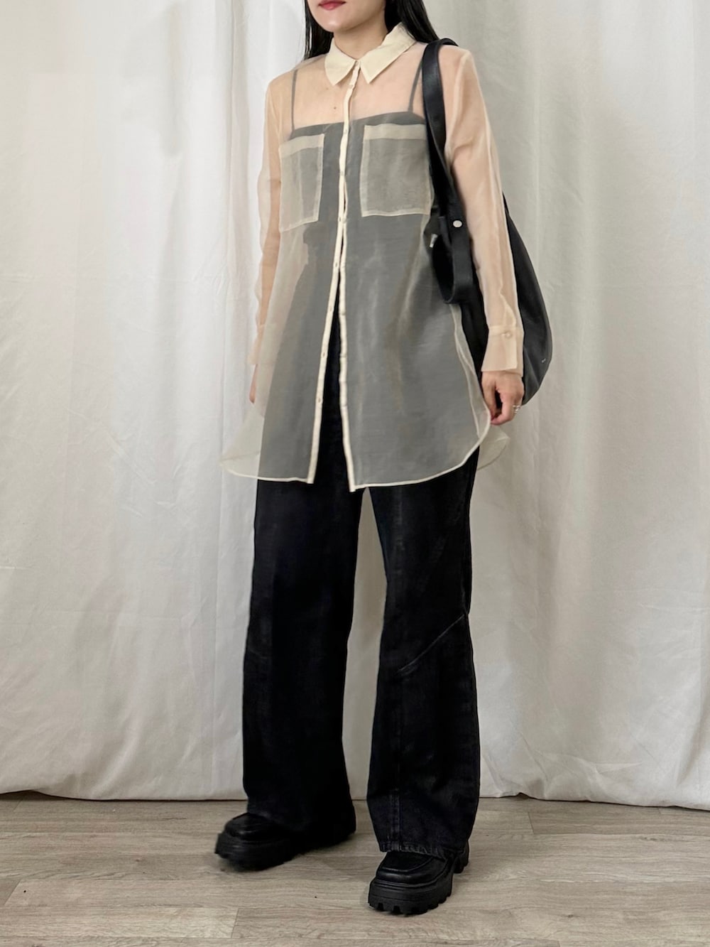 「シャツスタイル、秋服準備はじめました、アツいコーデ全部見せ、お出かけコーデ、レイヤードスタイル、シアーシャツ、デニム、ブラックデニム、トートバッグ、ローファー、厚底シューズ、休日スタイル、大人カジュアル、モード」｜「ZARAのロング丈オーガンザシャツ（シャツ/ブラウス、ベージュ系）」を使った、かほこ。さん（レディース・162cm）の夏コーディネートの3枚目の写真