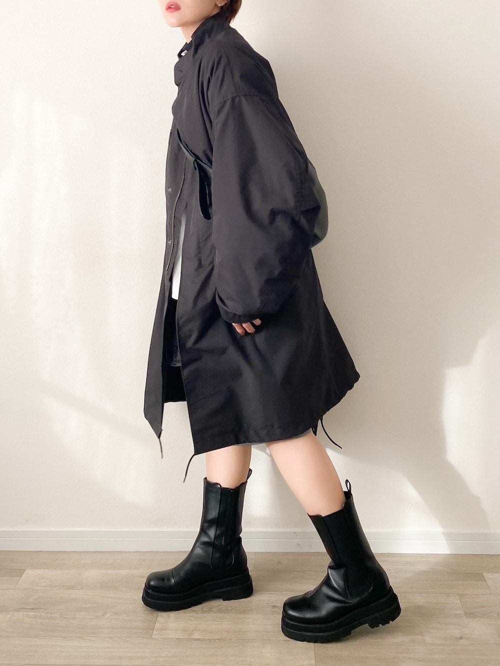 ホワイト系のシャツ/ブラウス、ブラック系のTシャツ/カットソー、グレー系のその他パンツを着用したレディースの春コーディネートの2枚目の写真
