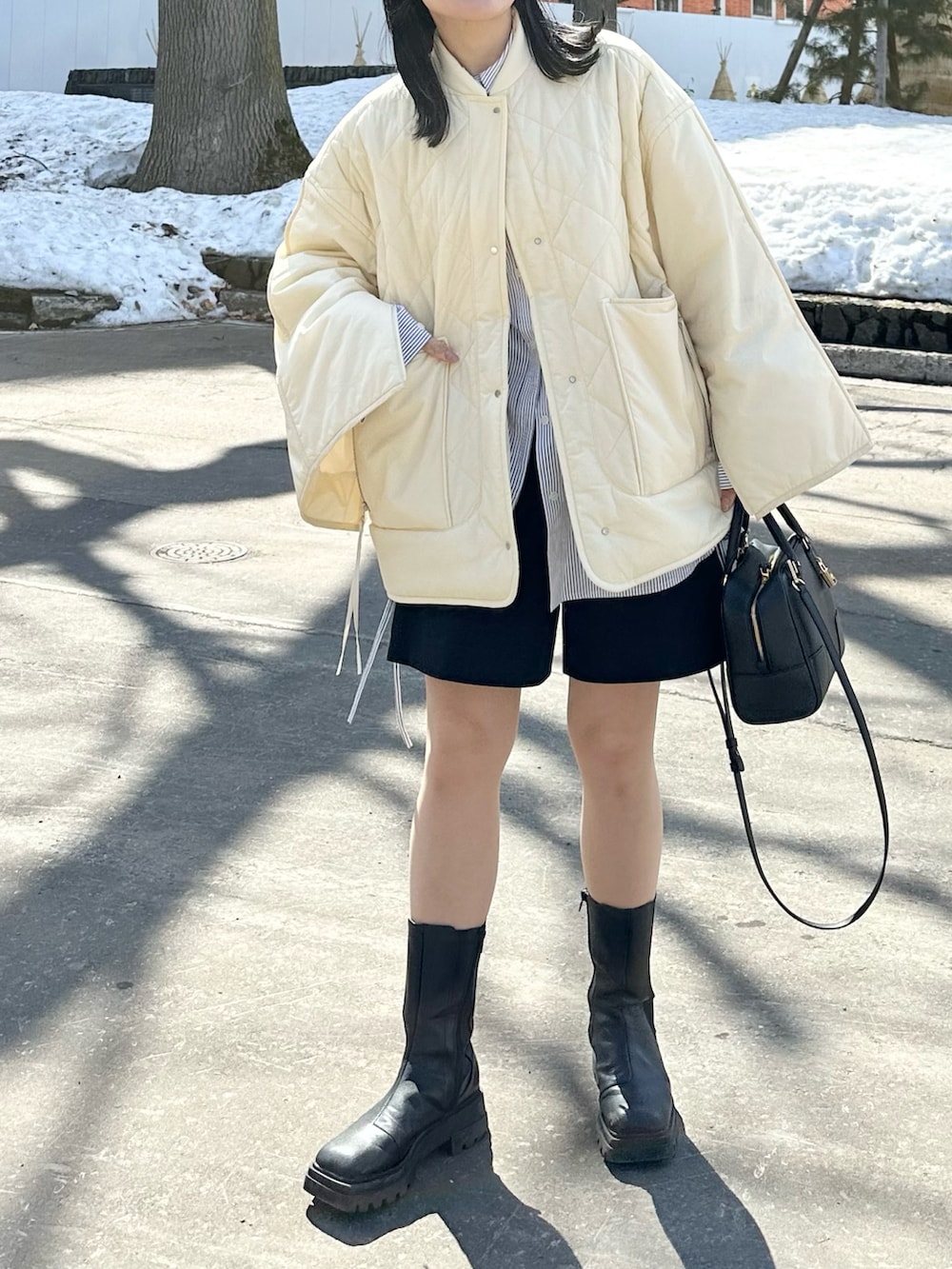 「春のNewスタイル、オトナカジュアル、春コーデ、シンプルコーデ、休日スタイル、お出かけコーデ、ストライプシャツ、ハーフパンツ、キルティング、キャップ、ミニバッグ、ブーツ、サイドゴアブーツ、モノトーン」｜「Formequeの【Formeque】ワイドスリーブシャーリングシャツ（シャツ/ブラウス、グレー系）」を使った、かほこ。さん（レディース・162cm）の春コーディネートの2枚目の写真