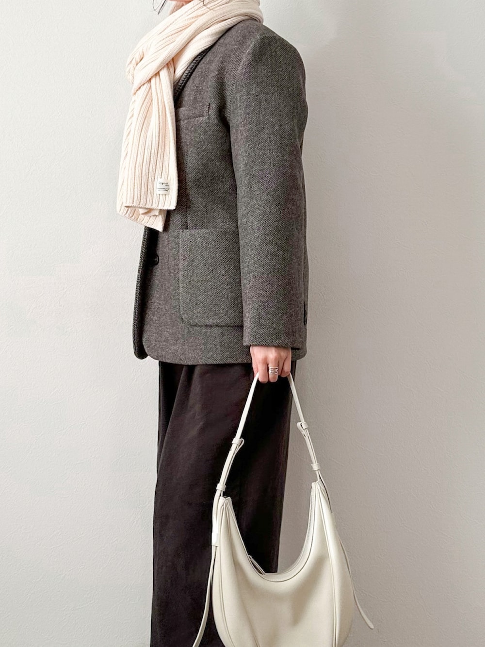 ホワイト系のニット/セーター、グレー系のベスト、ブラック系のその他パンツを着用したレディースの冬コーディネートの3枚目の写真