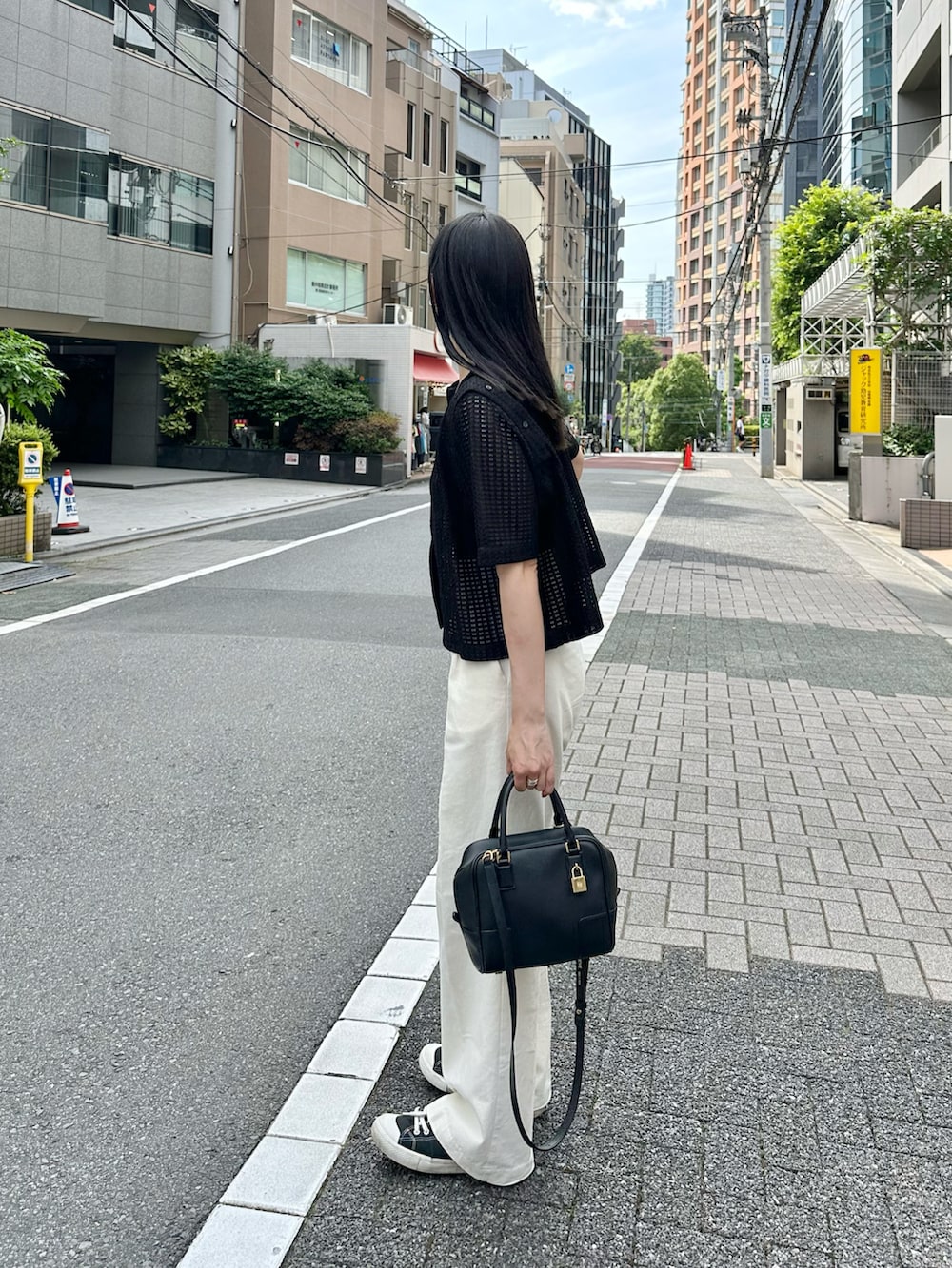 「夏コーデ、大人カジュアル、きれいめカジュアル、休日スタイル、お出かけコーデ、カーディガン、メッシュ、スラックス、ワイドパンツ、ミニバッグ、スニーカー、モノトーン」｜「UNE MANSIONのピンタックコットンパンツ（スラックス、ベージュ系）」を使った、かほこ。さん（レディース・162cm）の夏コーディネートの3枚目の写真