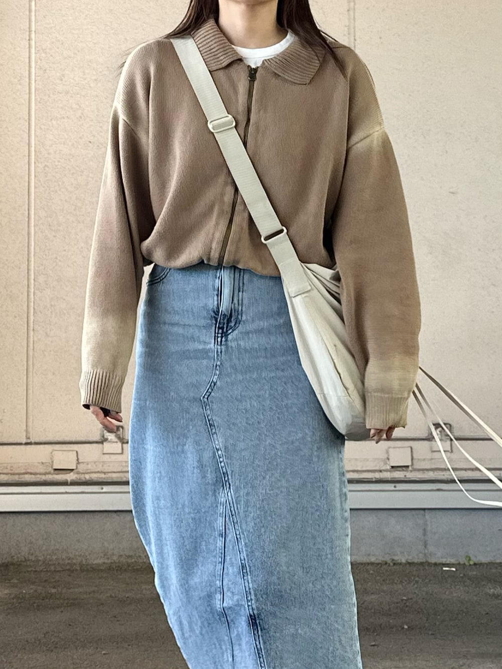 「カジュアルコーデ、春色、レイヤードスタイル、襟付きトップス、カーディガン、デニム、デニムスカート、ロングスカート、ショルダーバッグ、キャップ、スニーカー、お出かけコーデ、休日スタイル」｜「octopusmeのアイテム（カーディガン/ボレロ、ベージュ系）」を使った、かほこ。さん（レディース・162cm）の冬コーディネートの4枚目の写真