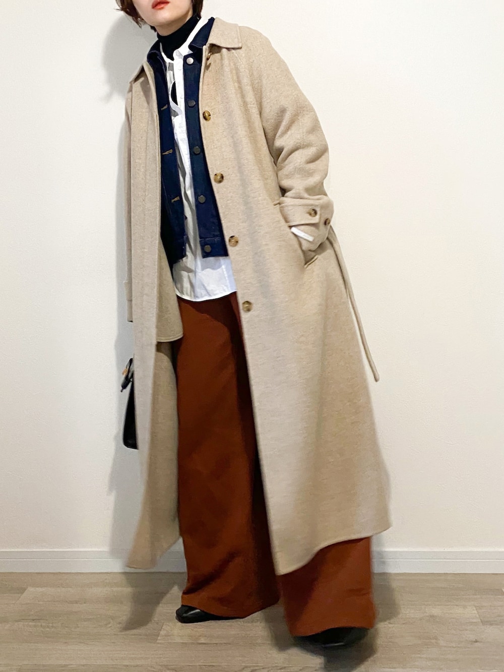 「大人カジュアル、プチプラ、フレアパンツ、スウェットパンツ、シャツスタイル、白シャツ、タートルネック、デニムジャケット、ステンカラーコート、ロングコート、レイヤードスタイル、ハンドバッグ、ショートブーツ」｜「UNIQLOのエクストラファインメリノリブタートルネックセーター（長袖）（ニット/セーター、ブラック系）」を使った、かほこ。さん（レディース・162cm）の冬コーディネートの3枚目の写真