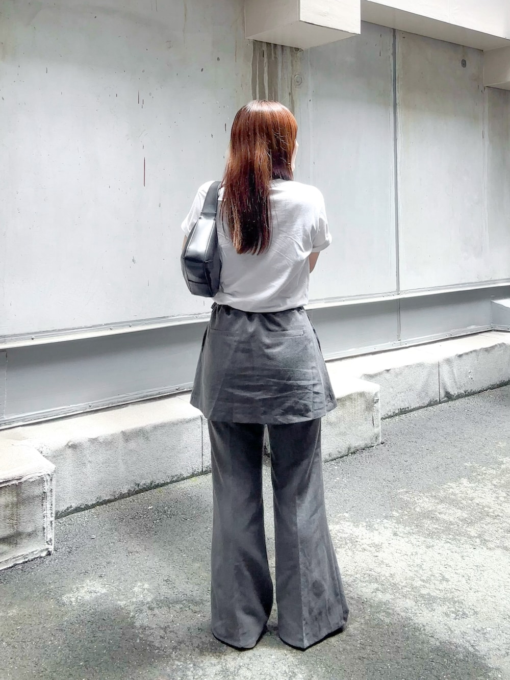 「大人カジュアル、シンプルコーデ、モノトーン、夏コーデ、白Tシャツ、ユニクロ、ラップスカート、スラックス、スカパン、ミニバッグ、スニーカー、休日スタイル、お出かけコーデ、雨の日コーデ、プチプラ」｜「UNIQLOの¥990 （Tシャツ/カットソー、ホワイト系）」を使った、かほこ。さん（レディース・162cm）の夏コーディネートの2枚目の写真