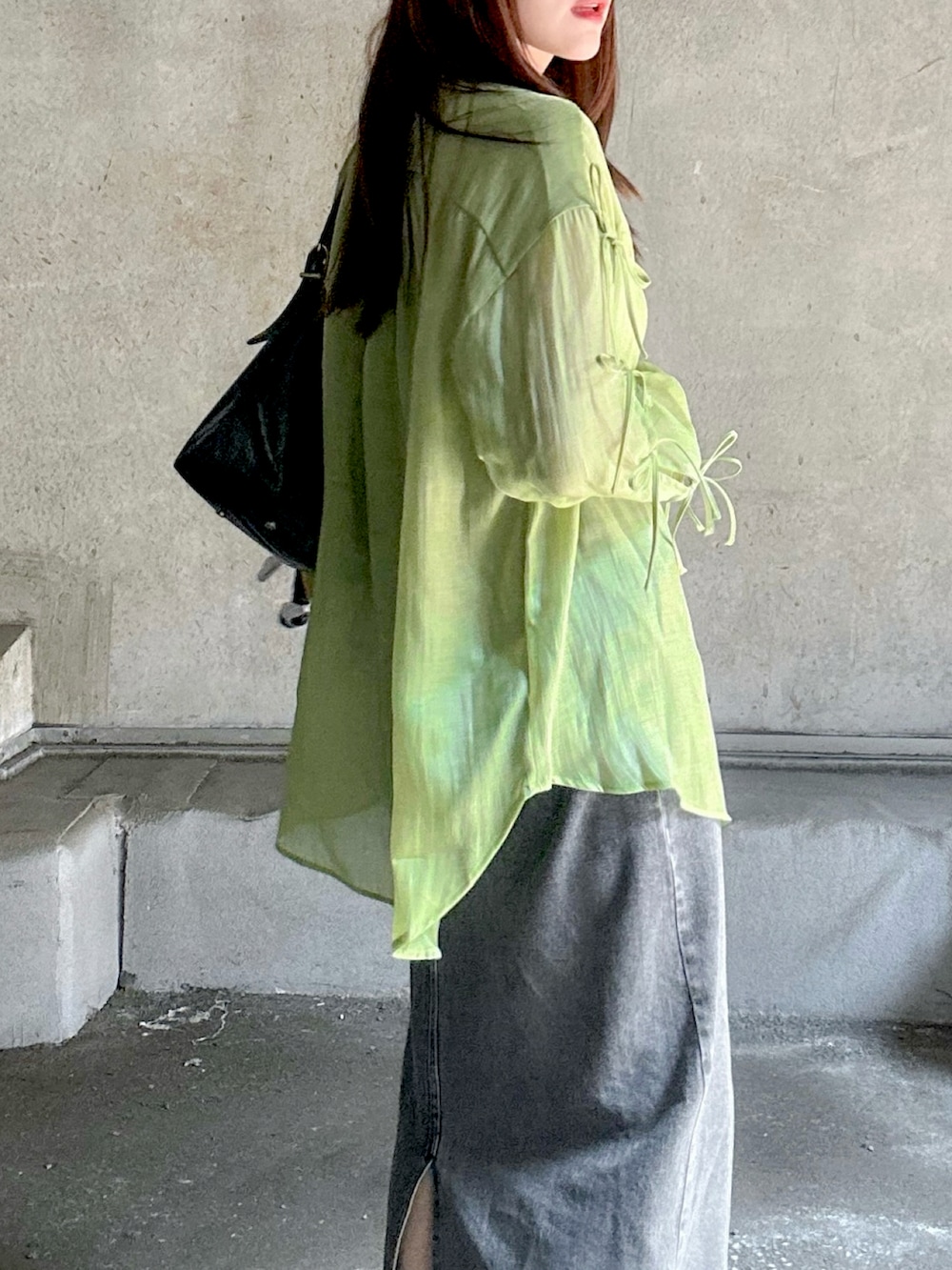 「大人カジュアル、シアートップス、シアーシャツ、リボン、デニムスカート、タイトスカート、ロングスカート、ショルダーバッグ、スニーカー、adidas、厚底シューズ、秋服準備はじめました、休日スタイル、お出かけコーデ」｜「MAISON SPECIALのOversize Shear Ribbon Shirt/オーバーシアーリボンシャツ【MAISON SPECIAL/メゾンスペシャル】（シャツ/ブラウス、グリーン系）」を使った、かほこ。さん（レディース・162cm）の夏コーディネートの4枚目の写真