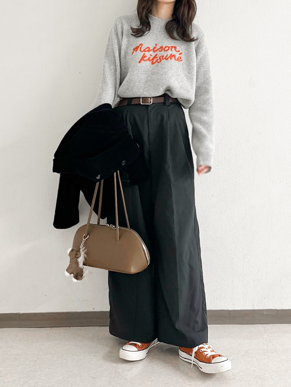 ブラック系のジャケット/アウター、グレー系のニット/セーター、グレー系のその他パンツを着用したレディースの秋コーディネートの3枚目の写真