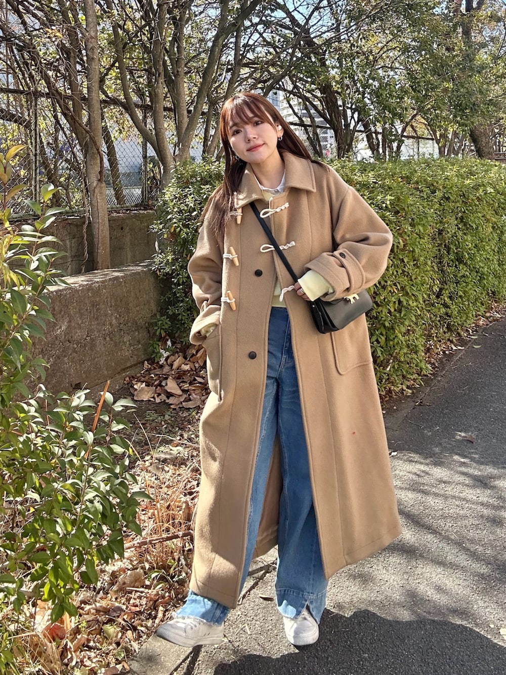 「春色、大人カジュアル、きれいめカジュアル、レイヤードスタイル、スウェット、シャツスタイル、デニム、ワイドパンツ、ダッフルコート、ショルダーバッグ、スニーカー、お出かけコーデ、休日スタイル、イエロー」｜「BEIDELLIの[BELLIDE MADE] パステルVネッククロップドスウェット（スウェット、イエロー系）」を使った、かほこ。さん（レディース・162cm）の冬コーディネートの2枚目の写真