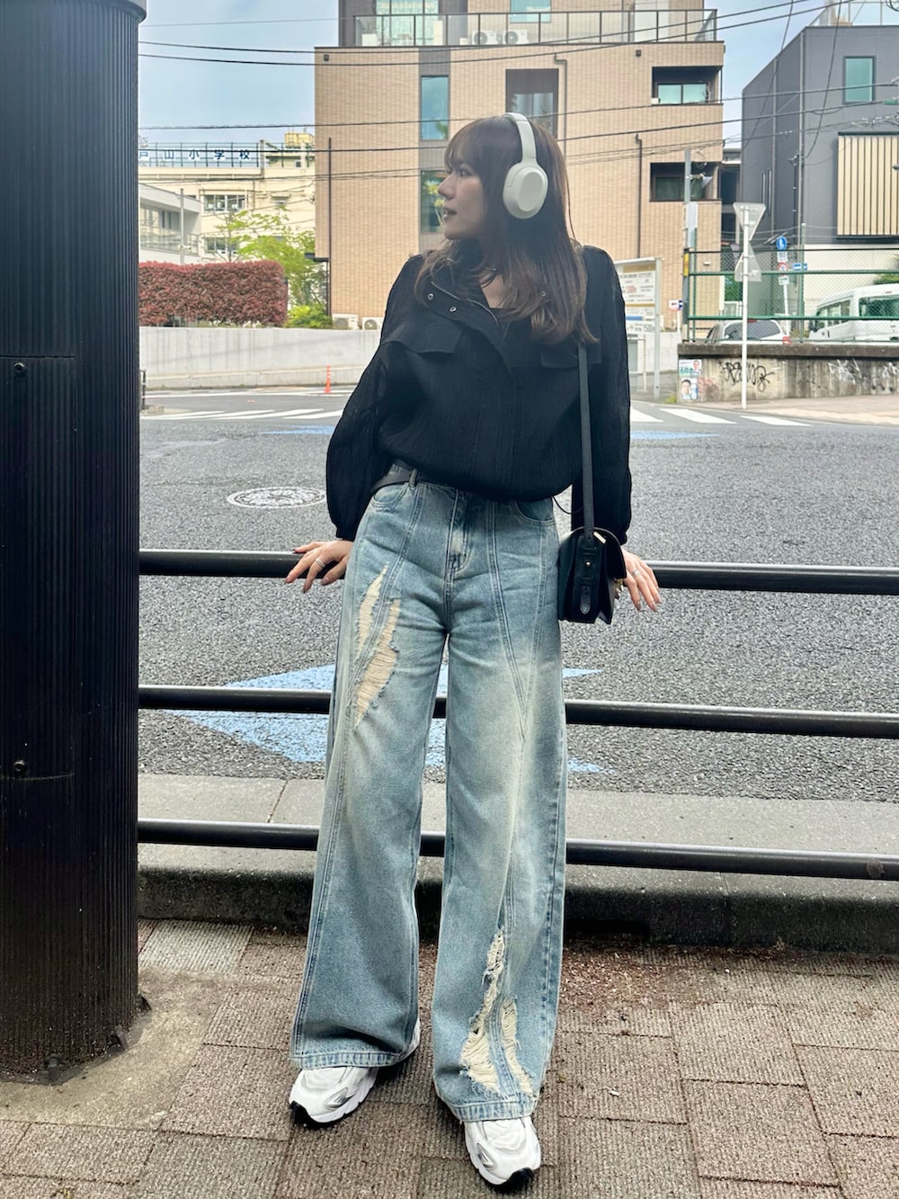 「大人カジュアル、春夏コーデ、シアートップス、ブルゾン、デニム、ダメージデニムパンツ、ショルダーバッグ、スニーカー、ニューバランス、ヘッドホン、休日スタイル、お出かけコーデ」｜「ZARAのプリーツテイストセミシースルージャケット S ¥5990（ブルゾン、ブラック系）」を使った、かほこ。さん（レディース・162cm）の春コーディネートの3枚目の写真