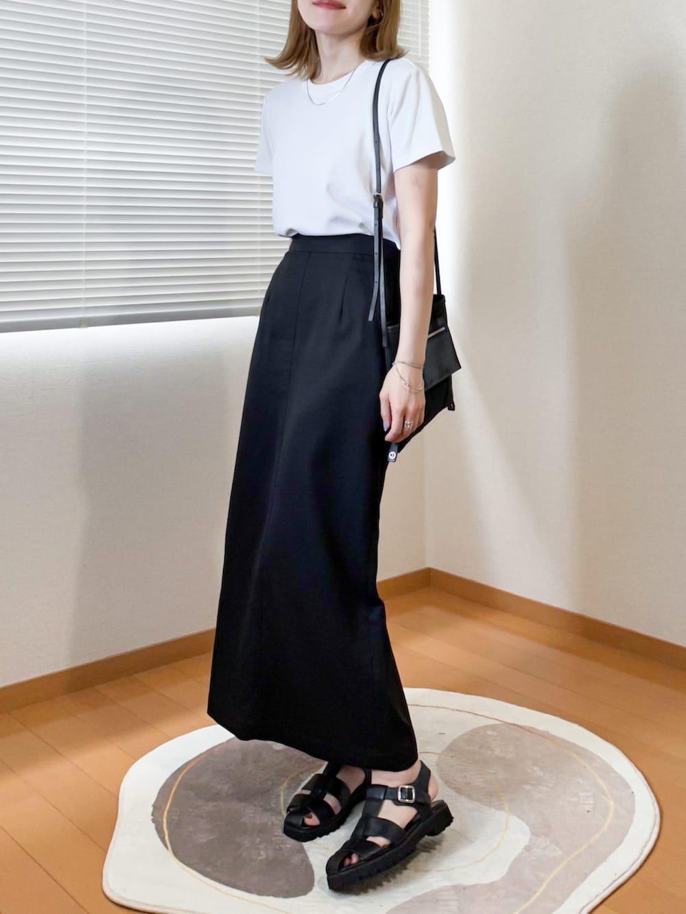 ホワイト系のTシャツ/カットソー、パープル系のシャツ/ブラウス、ブラック系のスカートを着用したレディースの春コーディネートの2枚目の写真