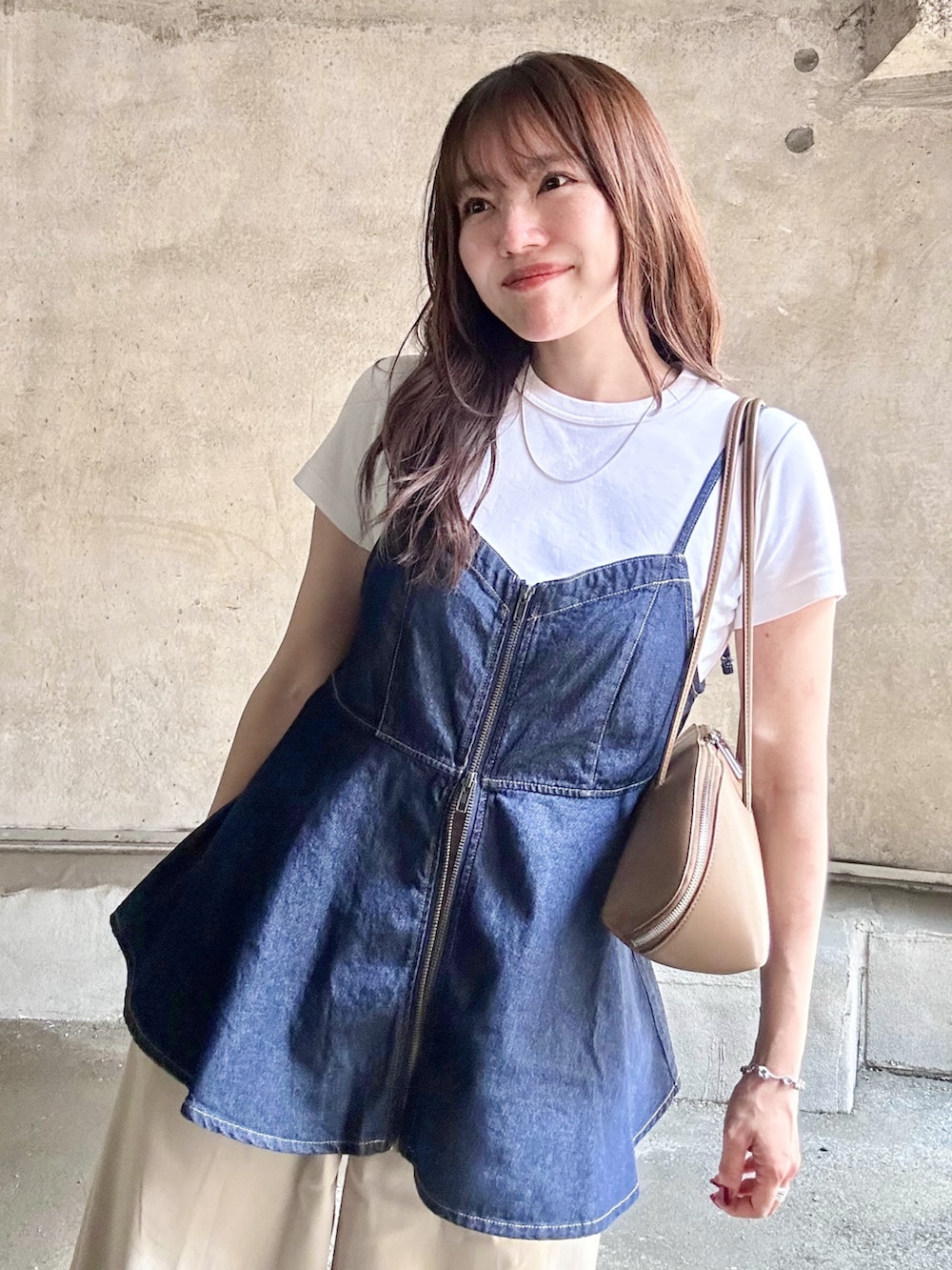「夏ルックで気分アップ、大人カジュアル、夏コーデ、レイヤードスタイル、アウトドアスタイル、白Tシャツ、デニム、ビスチェ、ワイドパンツ、ショルダーバッグ、スニーカー、お出かけコーデ、休日スタイル」｜「moment+のライトオンスデニムダブルジップペプラムキャミ（キャミソール、ブルー系）」を使った、かほこ。さん（レディース・162cm）の夏コーディネートの5枚目の写真
