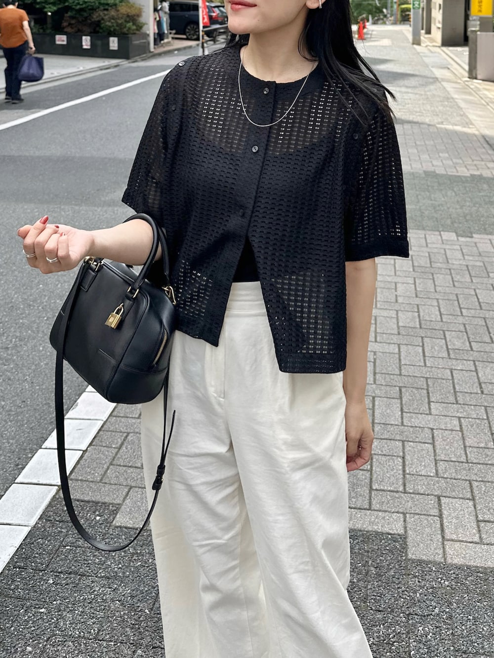 「夏コーデ、大人カジュアル、きれいめカジュアル、休日スタイル、お出かけコーデ、カーディガン、メッシュ、スラックス、ワイドパンツ、ミニバッグ、スニーカー、モノトーン」｜「UNE MANSIONのピンタックコットンパンツ（スラックス、ベージュ系）」を使った、かほこ。さん（レディース・162cm）の夏コーディネートの2枚目の写真