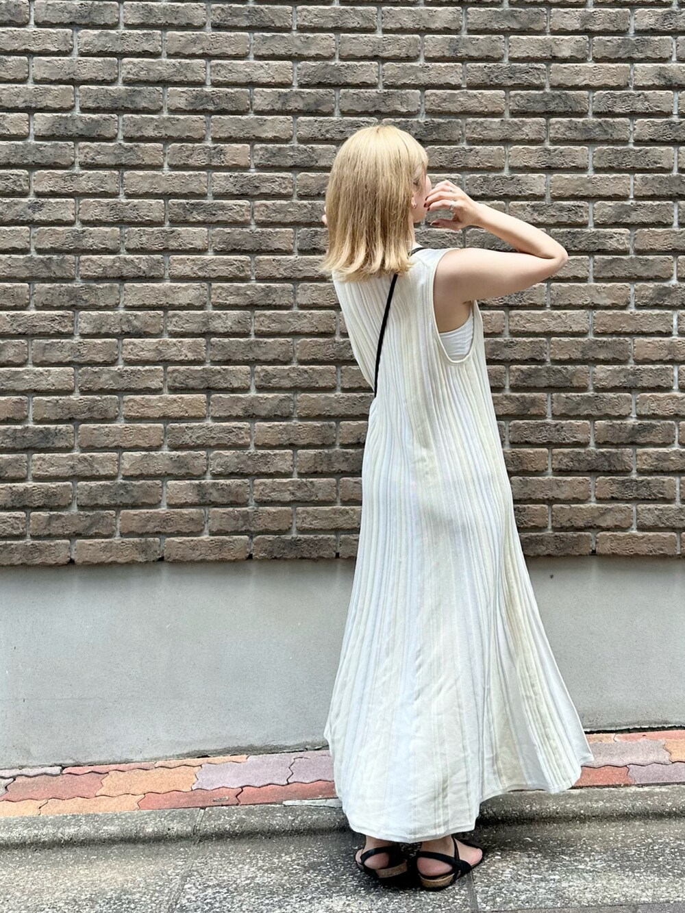 「夏コーデ、大人カジュアル、モノトーン、休日スタイル、お出かけコーデ、ロングワンピース、ワントーンコーデ、ショルダーバッグ、ミニバッグ、サンダル」｜「COSのアイテム（ワンピース/ドレス、ホワイト系）」を使った、かほこ。さん（レディース・162cm）の夏コーディネートの2枚目の写真