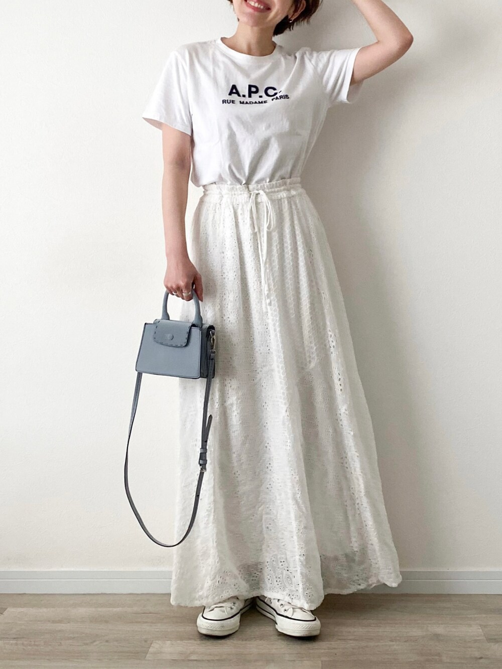 「シンプルコーデ、大人カジュアル、ワントーンコーデ、オールホワイト、古着、デニムジャケット、白Tシャツ、ロゴT、レース、ロングスカート、マーメイドスカート、ミニバッグ、ハイカットスニーカー、白スニーカー、春夏コーデ」｜「UNIQLOのデニムジャケット（その他アウター、ブルー系）」を使った、かほこ。さん（レディース・162cm）の春コーディネートの2枚目の写真