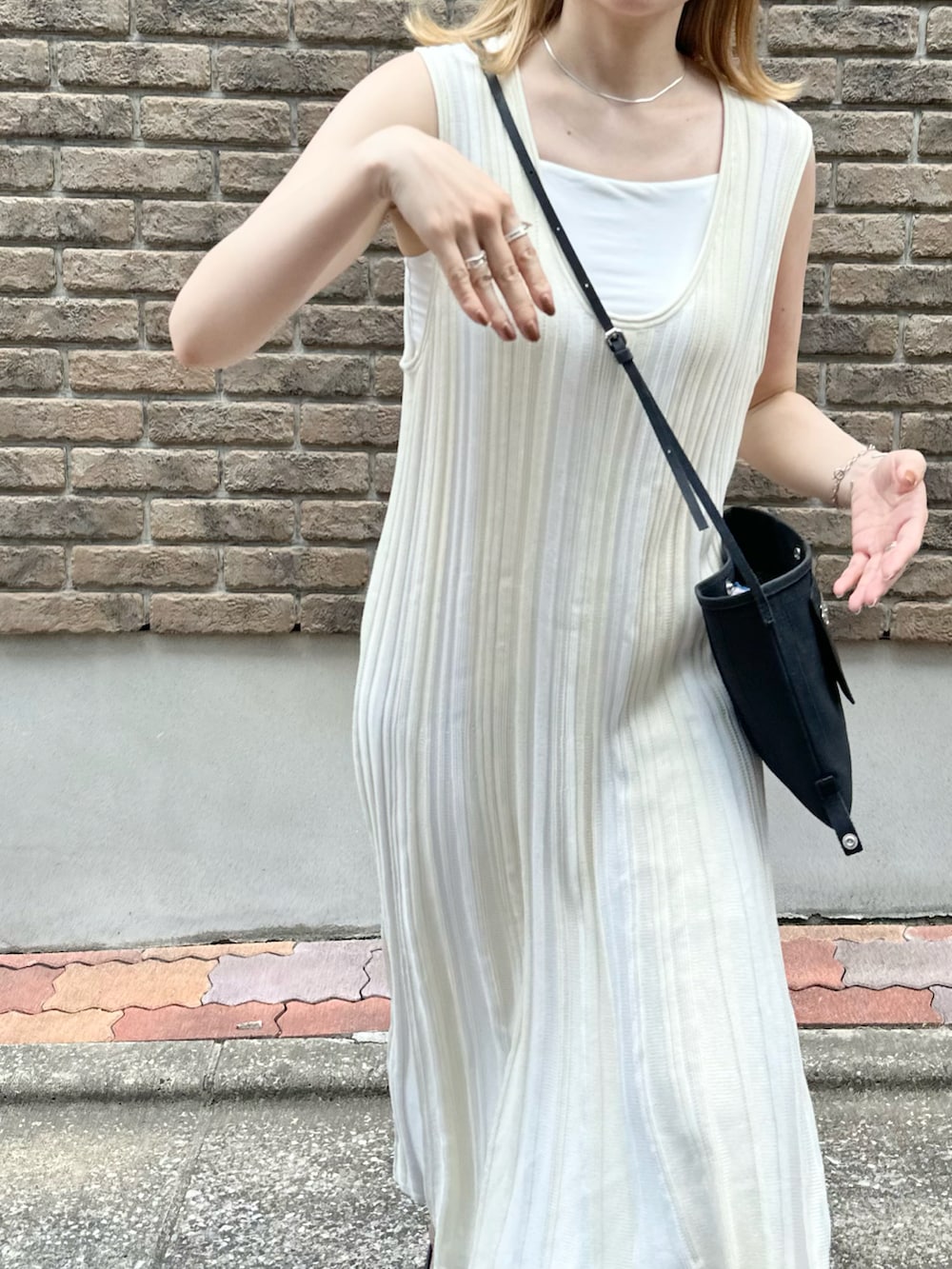 「夏コーデ、大人カジュアル、モノトーン、休日スタイル、お出かけコーデ、ロングワンピース、ワントーンコーデ、ショルダーバッグ、ミニバッグ、サンダル」｜「COSのアイテム（ワンピース/ドレス、ホワイト系）」を使った、かほこ。さん（レディース・162cm）の夏コーディネートの3枚目の写真
