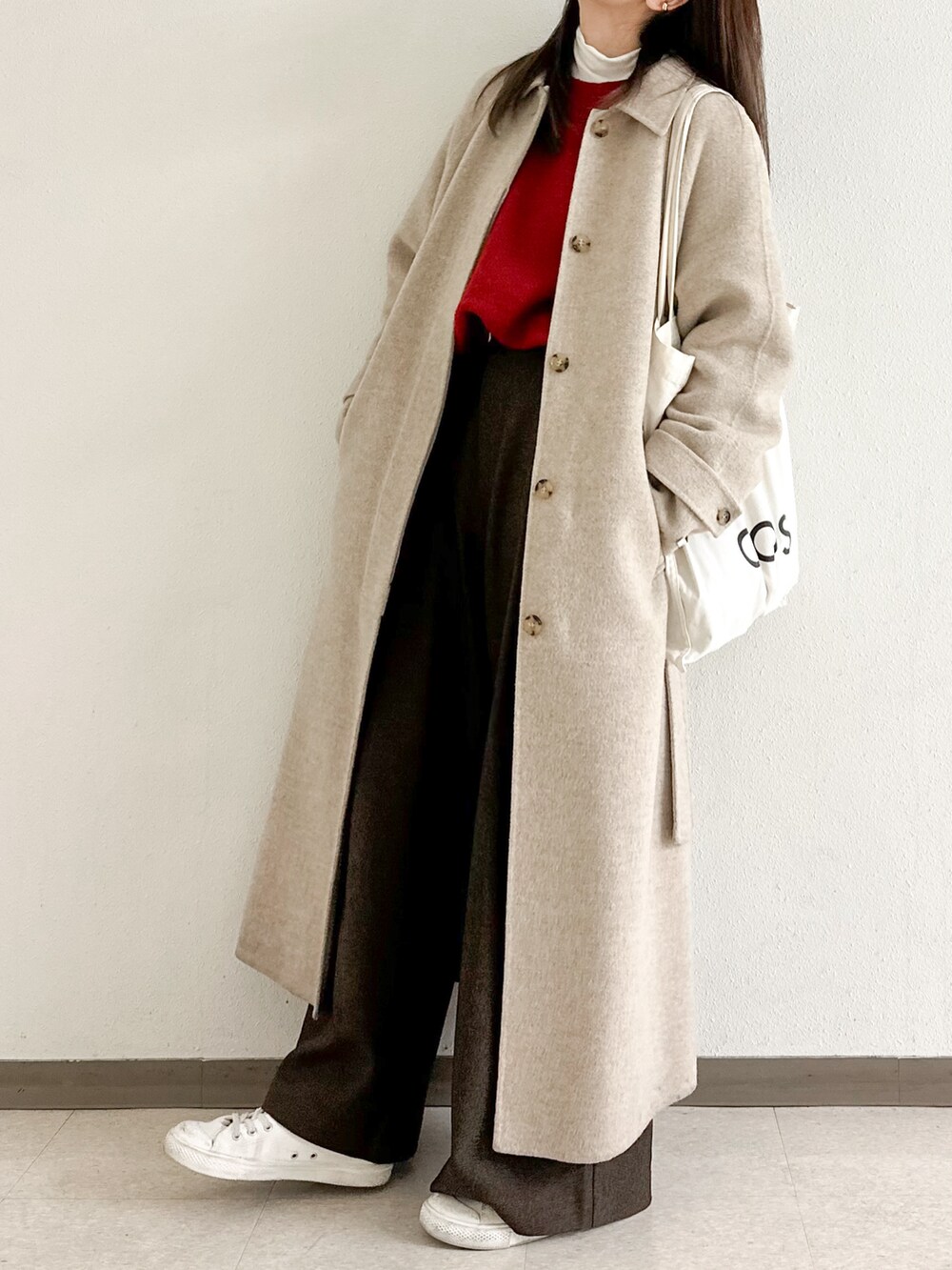 「冬コーデ、クリスマスに着たい服、マイベストコーデ2024、赤、休日スタイル、大人カジュアル、ニット、ワイドパンツ、レイヤードスタイル、ロングコート、トートバッグ、スニーカー、冬アウター、お出かけコーデ」｜「NOGLEの【NOGLE/ノグル】カラールーズリブニット（ニット/セーター、レッド系）」を使った、かほこ。さん（レディース・162cm）の冬コーディネートの4枚目の写真