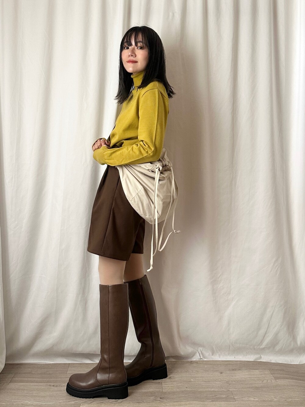 「大人カジュアル、メンズライク、冬コーデ、休日スタイル、お出かけコーデ、barbour、タートルネック、イエロー、ハーフパンツ、ショルダーバッグ、ブーツ、ロングブーツ」｜「Formequeの【Formeque】ロゴ刺繍タートルニット（ニット/セーター、イエロー系）」を使った、かほこ。さん（レディース・162cm）の冬コーディネートの4枚目の写真