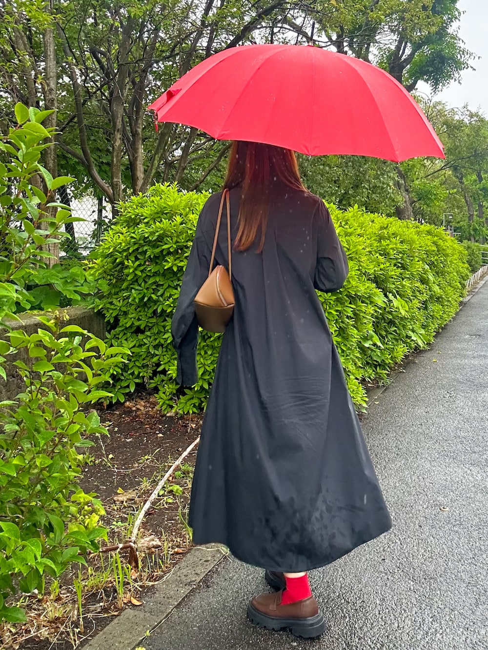 「大人カジュアル、きれいめカジュアル、雨の日コーデ、休日スタイル、お出かけコーデ、ワンピース、シャツワンピース、ショルダーバッグ、ローファー、レインシューズ」｜「COSのアイテム（シャツワンピース、ブラック系）」を使った、かほこ。さん（レディース・162cm）の夏コーディネートの2枚目の写真
