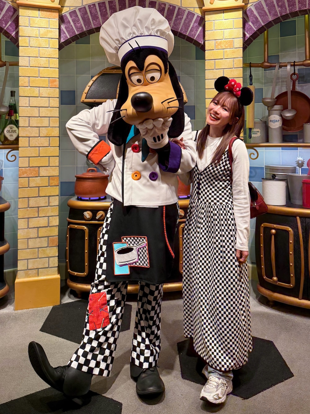 「大人カジュアル、冬コーデ、レイヤードスタイル、モノトーン、チェック、キャミワンピ、レザージャケット、デニム、ショルダーバッグ、ディズニーコーデ」｜「BLACK BY MOUSSYのblock check knit dress(ブロックチェックニットドレス）（ワンピース、ブラック系）」を使った、かほこ。さん（レディース・162cm）の冬コーディネートの3枚目の写真