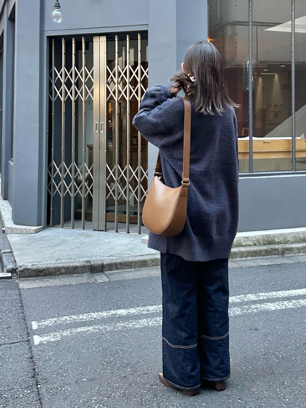 「大人カジュアル、きれいめカジュアル、マイベストコーデ2023、レイヤードスタイル、ステンカラーコート、ロングコート、タートルネック、カーディガン、デニム、ワイドパンツ、ショルダーバッグ、スカーフ、ブーツ、休日スタイル、お出かけコーデ」｜「Formequeの【Formeque】3wayニットワンピース（ワンピース、ブルー系）」を使った、かほこ。さん（レディース・162cm）の冬コーディネートの3枚目の写真