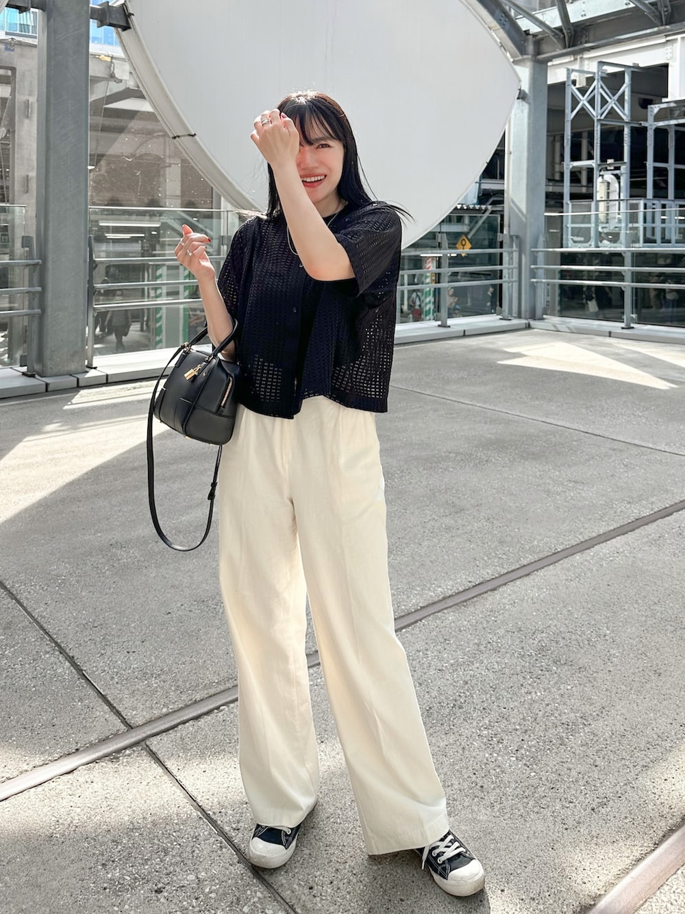 「夏コーデ、大人カジュアル、きれいめカジュアル、休日スタイル、お出かけコーデ、カーディガン、メッシュ、スラックス、ワイドパンツ、ミニバッグ、スニーカー、モノトーン」｜「UNE MANSIONのピンタックコットンパンツ（スラックス、ベージュ系）」を使った、かほこ。さん（レディース・162cm）の夏コーディネートの4枚目の写真