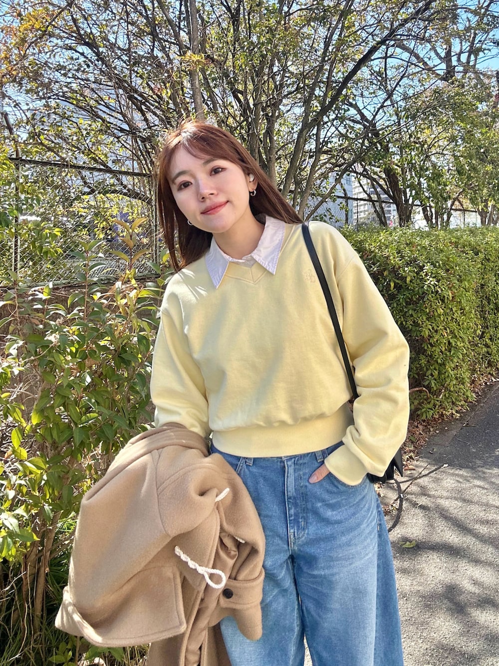 「春色、大人カジュアル、きれいめカジュアル、レイヤードスタイル、スウェット、シャツスタイル、デニム、ワイドパンツ、ダッフルコート、ショルダーバッグ、スニーカー、お出かけコーデ、休日スタイル、イエロー」｜「BEIDELLIの[BELLIDE MADE] パステルVネッククロップドスウェット（スウェット、イエロー系）」を使った、かほこ。さん（レディース・162cm）の冬コーディネートの3枚目の写真