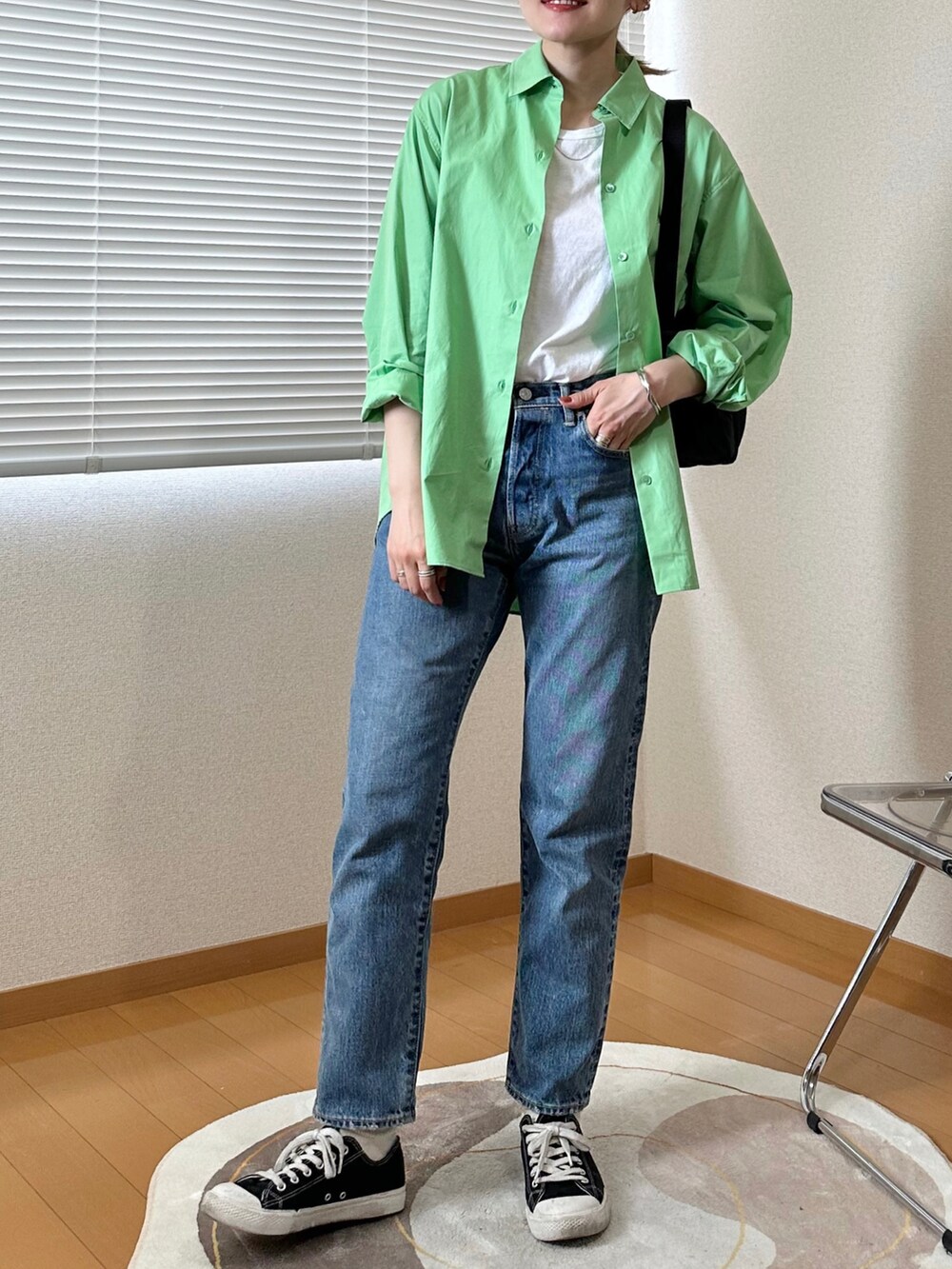 「シンプルコーデ、カジュアル、ラフ、シャツスタイル、ビタミンカラー、シャツ、タンクトップ、デニム、ショルダーバッグ、スニーカー」｜「HANESの[HANES/ヘインズ] UNDIES リサイクルコットン ノースリーブTシャツ（Tシャツ/カットソー、ホワイト系）」を使った、かほこ。さん（レディース・162cm）の夏コーディネートの5枚目の写真