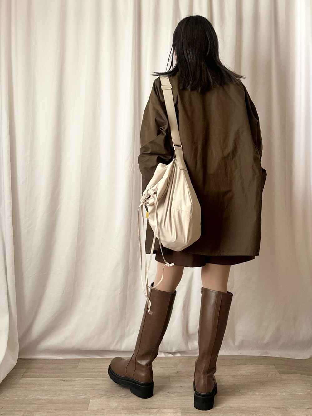 「大人カジュアル、メンズライク、冬コーデ、休日スタイル、お出かけコーデ、barbour、タートルネック、イエロー、ハーフパンツ、ショルダーバッグ、ブーツ、ロングブーツ」｜「Formequeの【Formeque】ロゴ刺繍タートルニット（ニット/セーター、イエロー系）」を使った、かほこ。さん（レディース・162cm）の冬コーディネートの3枚目の写真