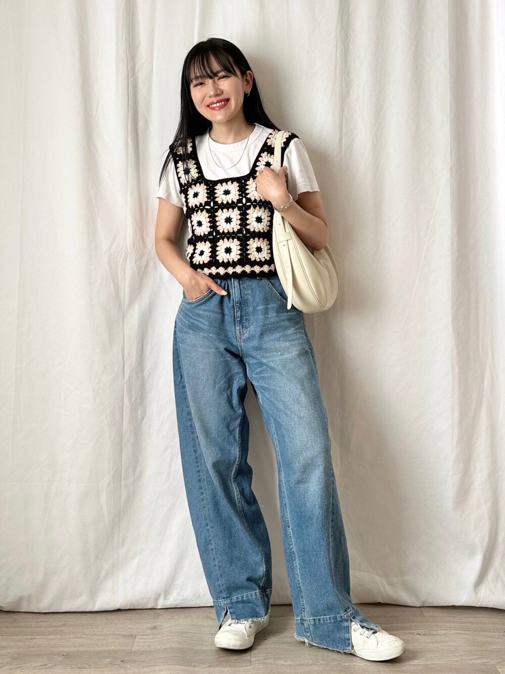 「レイヤードスタイル、夏コーデ、さらっと晴れやかスナップ、大人カジュアル、白Tシャツ、ビスチェ、デニム、ワイドパンツ、ショルダーバッグ、スニーカー、休日スタイル、お出かけコーデ」｜「LOGAN knitting millsの【別注】＜LOGAN knitting mills＞クロシェニット ビスチェ（ニット/セーター、ブラック系）」を使った、かほこ。さん（レディース・162cm）の夏コーディネートの2枚目の写真
