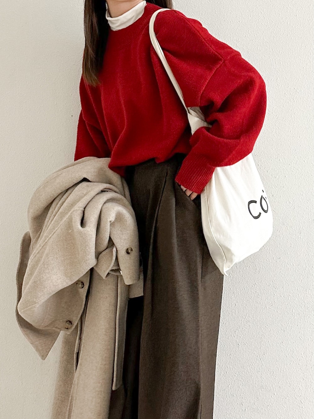 「冬コーデ、クリスマスに着たい服、マイベストコーデ2024、赤、休日スタイル、大人カジュアル、ニット、ワイドパンツ、レイヤードスタイル、ロングコート、トートバッグ、スニーカー、冬アウター、お出かけコーデ」｜「NOGLEの【NOGLE/ノグル】カラールーズリブニット（ニット/セーター、レッド系）」を使った、かほこ。さん（レディース・162cm）の冬コーディネートの3枚目の写真
