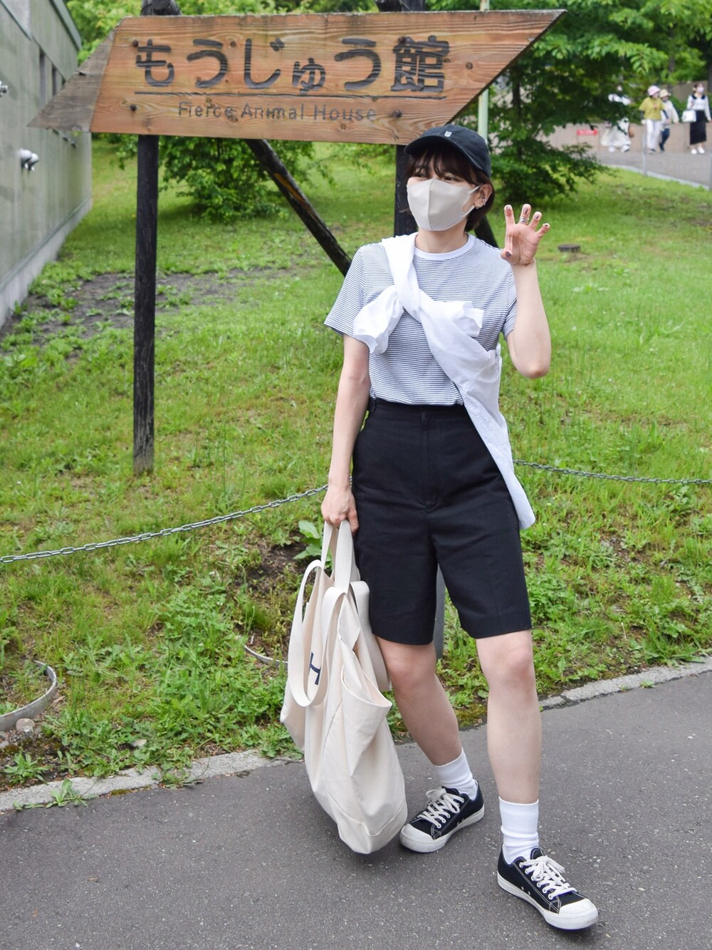 「リラックススタイル、カジュアル、モノトーン、プチプラ、ラフ、シャツスタイル、白シャツ、ノーカラーシャツ、ハーフパンツ、キャップ、ボーダー、Tシャツ、トートバッグ、白ソックス、スニーカー」｜「Spick & Spanの【MILLER/ミラー】パネルリブ半袖ボーダー（Tシャツ/カットソー、ホワイト系）」を使った、かほこ。さん（レディース・162cm）の夏コーディネートの2枚目の写真