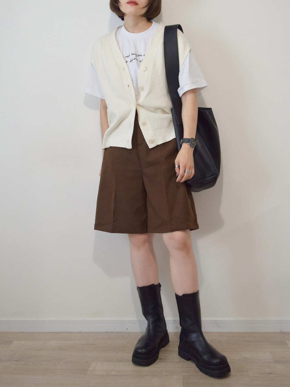 ホワイト系のベスト、ホワイト系のTシャツ/カットソー、ブラウン系のその他パンツを着用したレディースの秋コーディネートの2枚目の写真