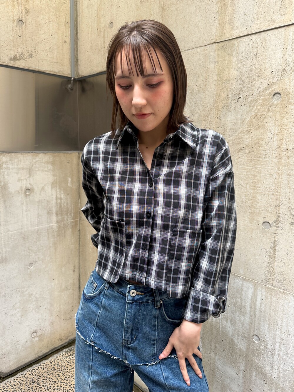 ブラック系のシャツ/ブラウス、ブルー系のデニムパンツ、シルバー系のパンプスを着用したレディースの春コーディネートの3枚目の写真