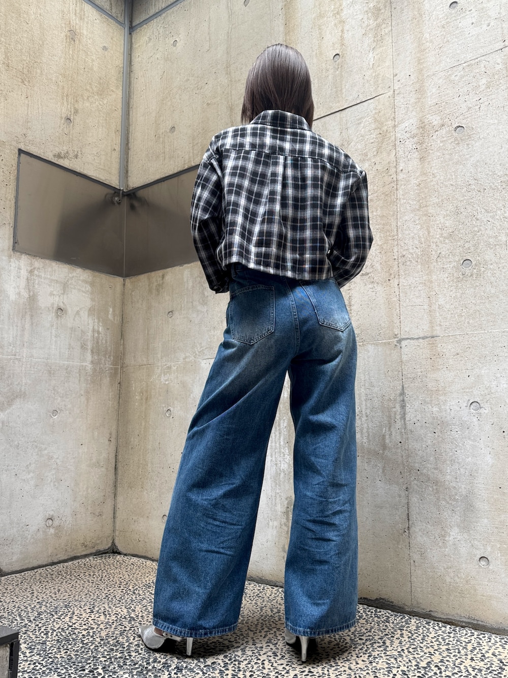 ブラック系のシャツ/ブラウス、ブルー系のデニムパンツ、シルバー系のパンプスを着用したレディースの春コーディネートの2枚目の写真