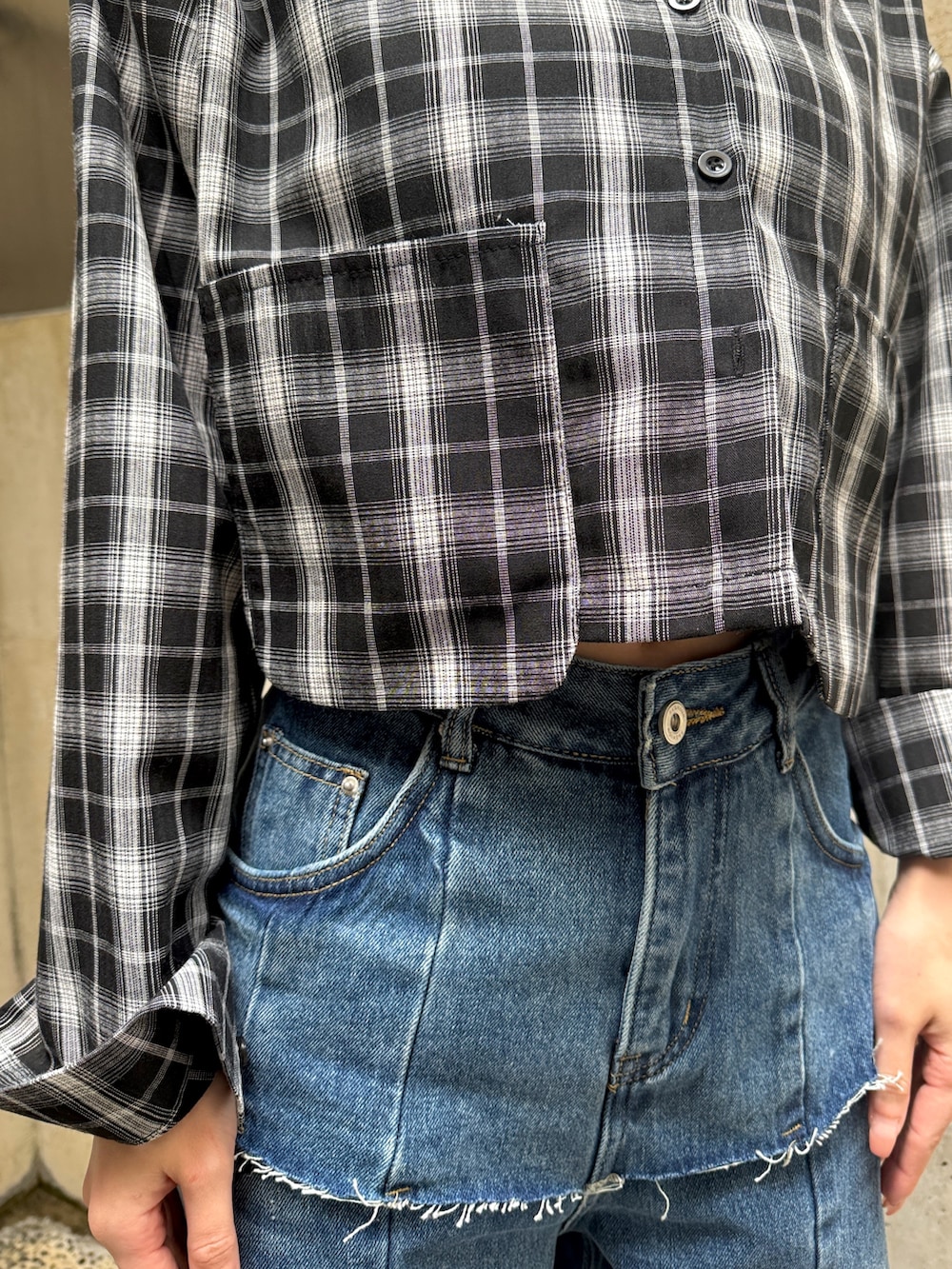 ブラック系のシャツ/ブラウス、ブルー系のデニムパンツ、シルバー系のパンプスを着用したレディースの春コーディネートの4枚目の写真