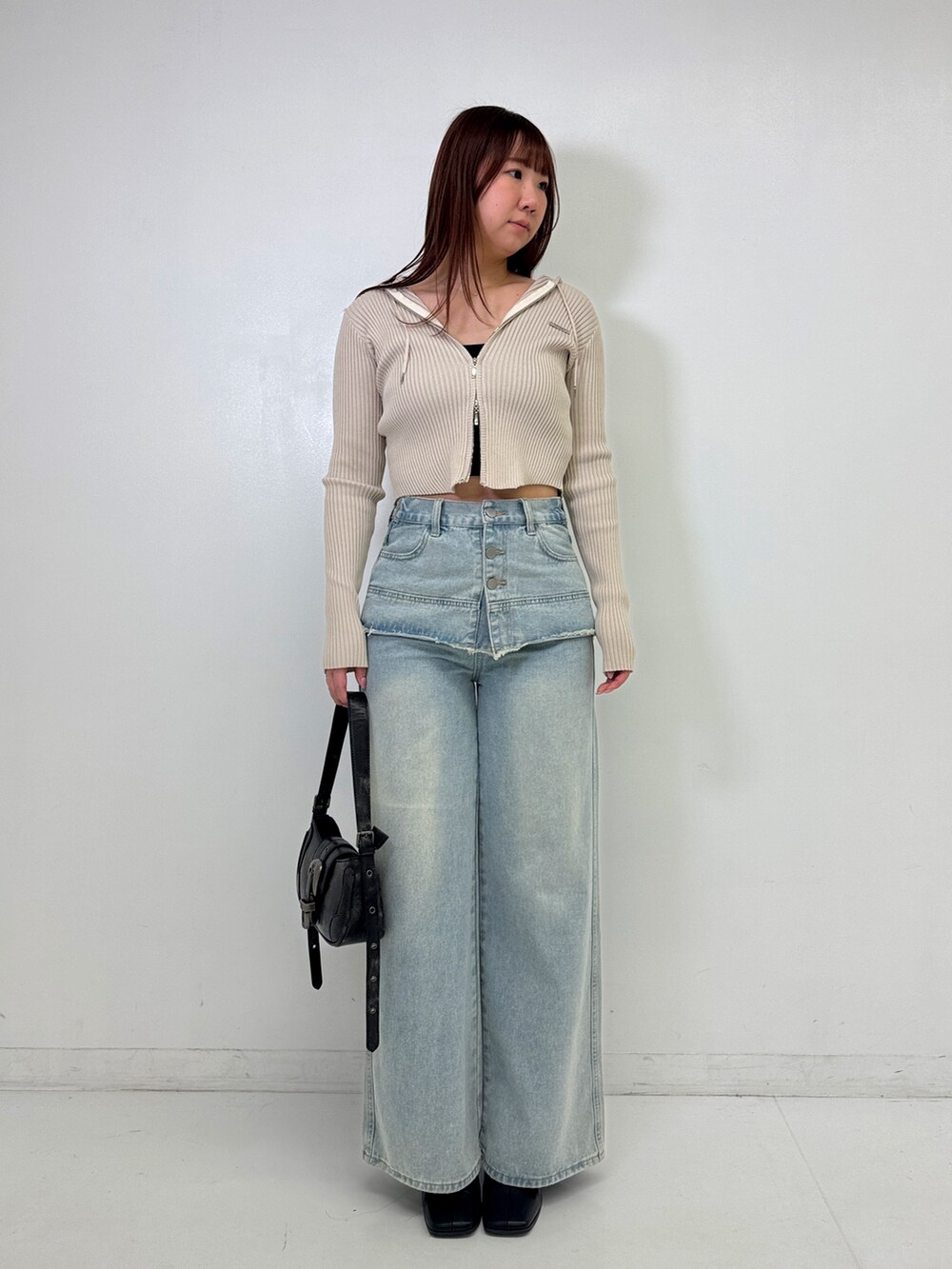「休日スタイル、春色、韓国ファッション、韓国コーデ、大人カジュアル、春服コーデ、パンツコーデ、ラクチンコーデ、カジュアルスタイル、デニム、お花見コーデ、春めき満開コーデ、レディースファッション、淡色コーデ、デートコーデ」｜「ANAPのプレート付きダブルジップトップス（ニット/セーター、ホワイト系）」を使った、ANAP officialさん（レディース・162cm）の春コーディネートの3枚目の写真