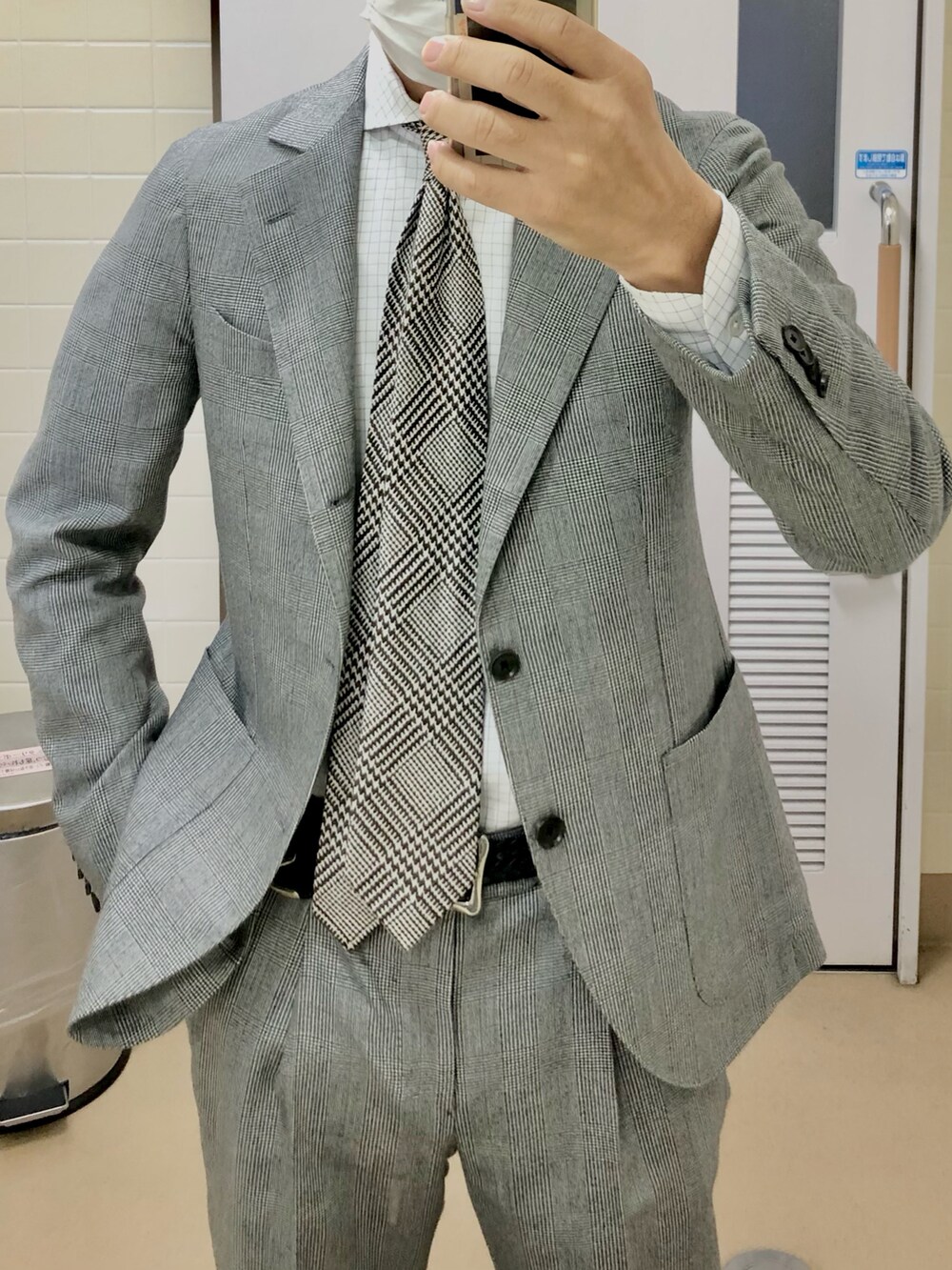 「出勤、グレンチェック」｜「FRANCO BASSIのアイテム（ネクタイ、グレー系）」を使った、RTさん（メンズ・177cm）の秋コーディネートの2枚目の写真
