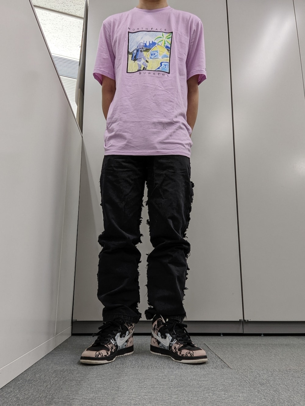 ブラック系のパンツ、ブラック系のスニーカー、ピンク系のTシャツ/カットソーを着用したメンズの春コーディネートの2枚目の写真