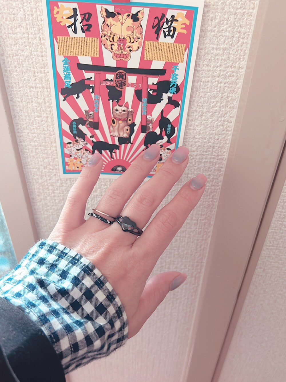 ブラック系のパーカー、レッド系のスウェットパンツ、グレー系のスリッポンを着用したレディースの秋コーディネートの3枚目の写真