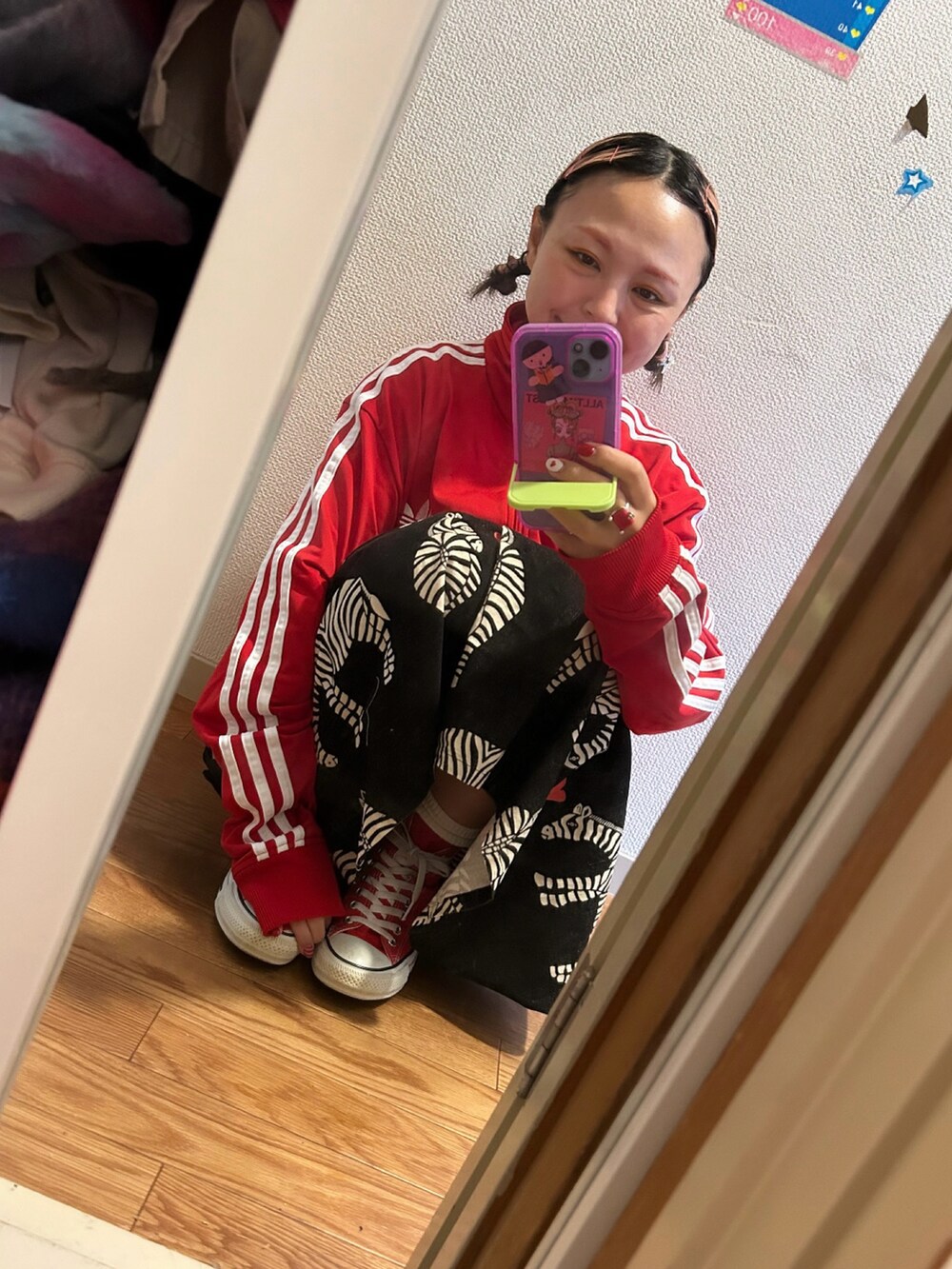 「CONVERSEの《CONVERSE》NEXTAR110 HI コンバース ネクスター１１０ ＨＩ（スニーカー、レッド系）」を使った、◎みお◎さん（レディース・150cm）の秋コーディネートの2枚目の写真