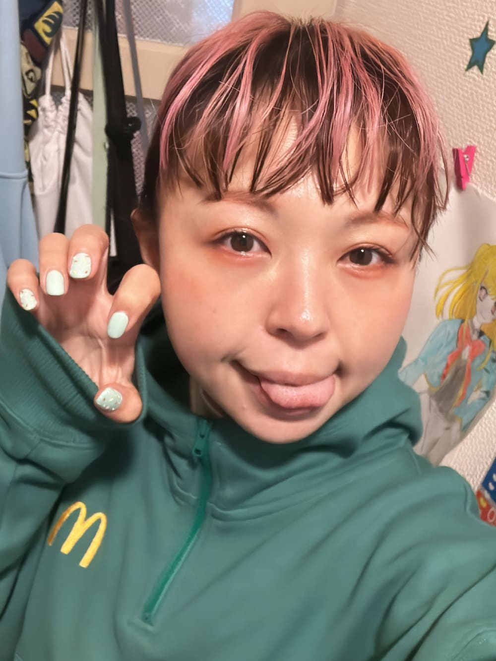 グリーン系のスウェット、グリーン系のスウェットパンツ、ベージュ系のスニーカーを着用したレディースの冬コーディネートの4枚目の写真