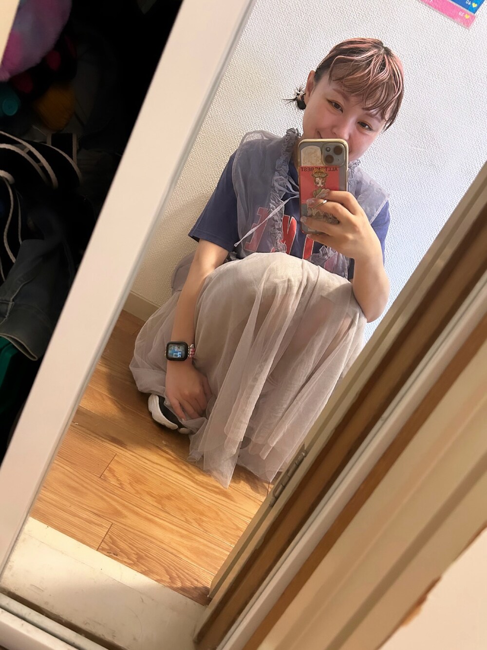 ブラック系のスニーカーを着用したレディースの夏コーディネートの2枚目の写真