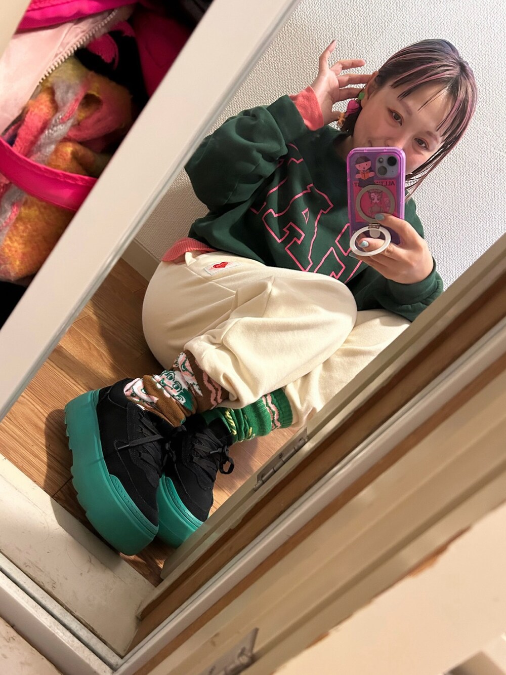 「GAPのGapロゴ イージー プルオーバー スウェット（スウェット、グリーン系）」を使った、◎みお◎さん（レディース・150cm）の冬コーディネートの2枚目の写真