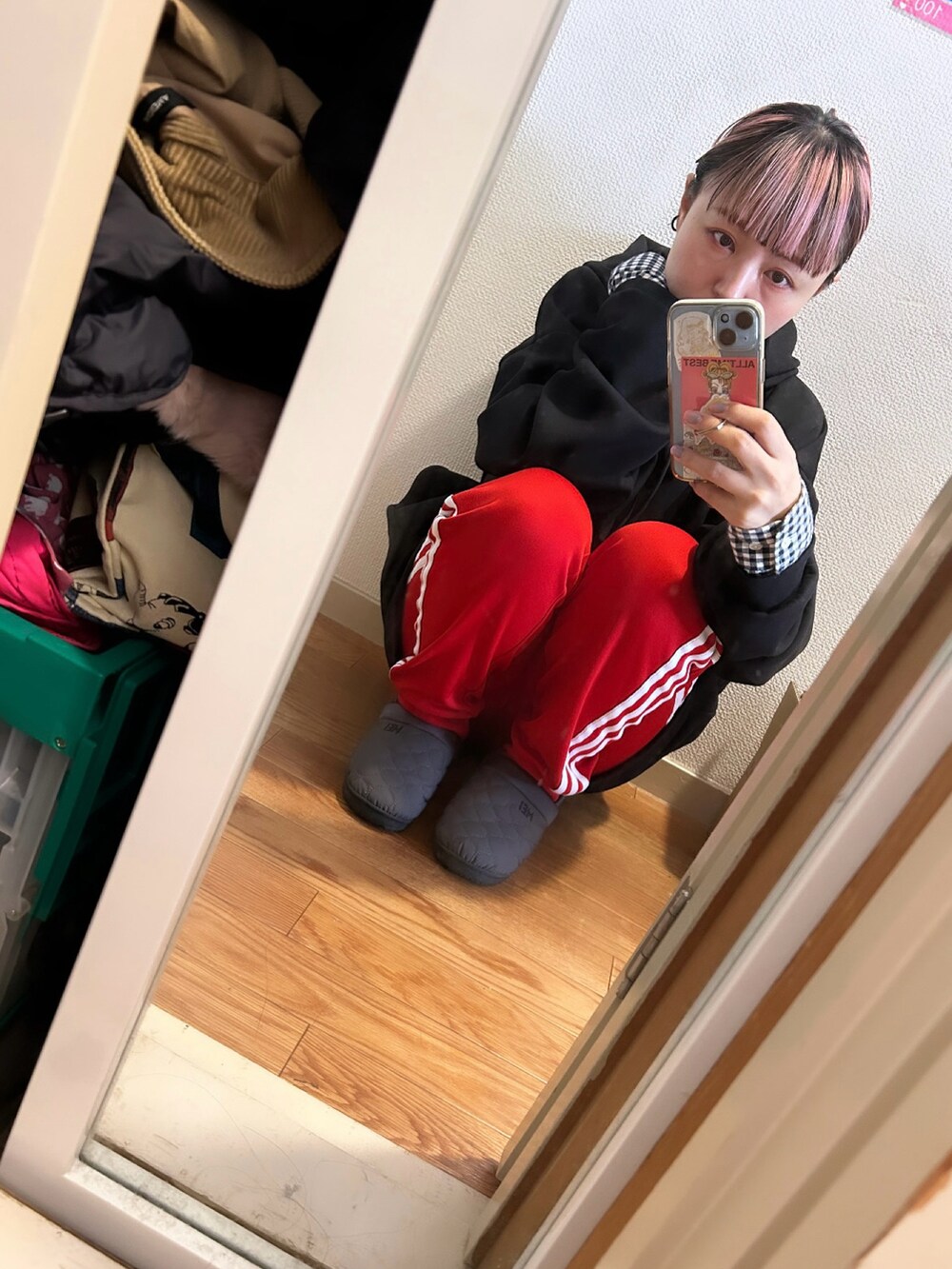 ブラック系のパーカー、レッド系のスウェットパンツ、グレー系のスリッポンを着用したレディースの秋コーディネートの2枚目の写真