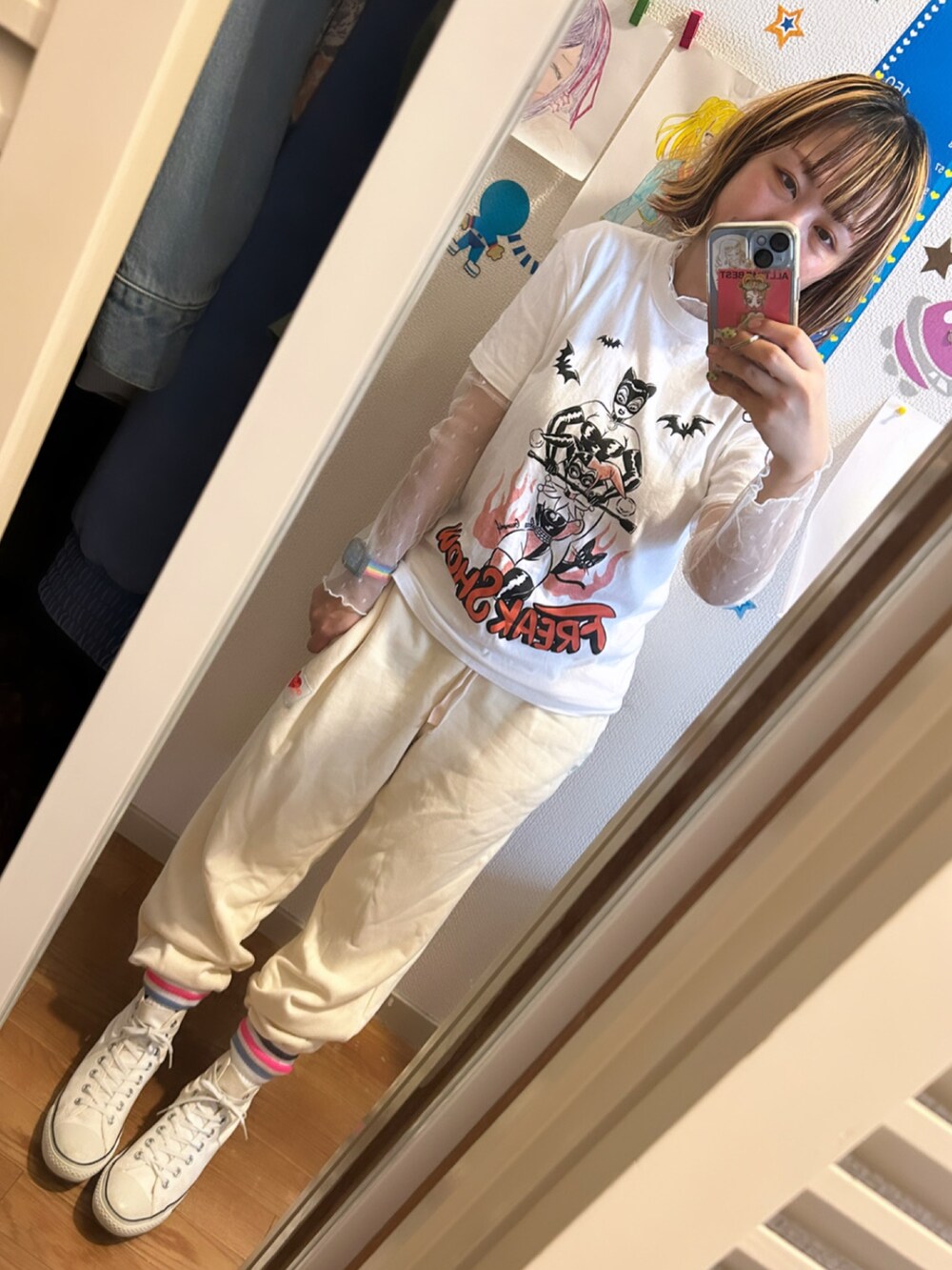 ホワイト系のTシャツ/カットソー、ホワイト系のスウェットパンツ、ホワイト系のスニーカーを着用したレディースの秋コーディネートの2枚目の写真