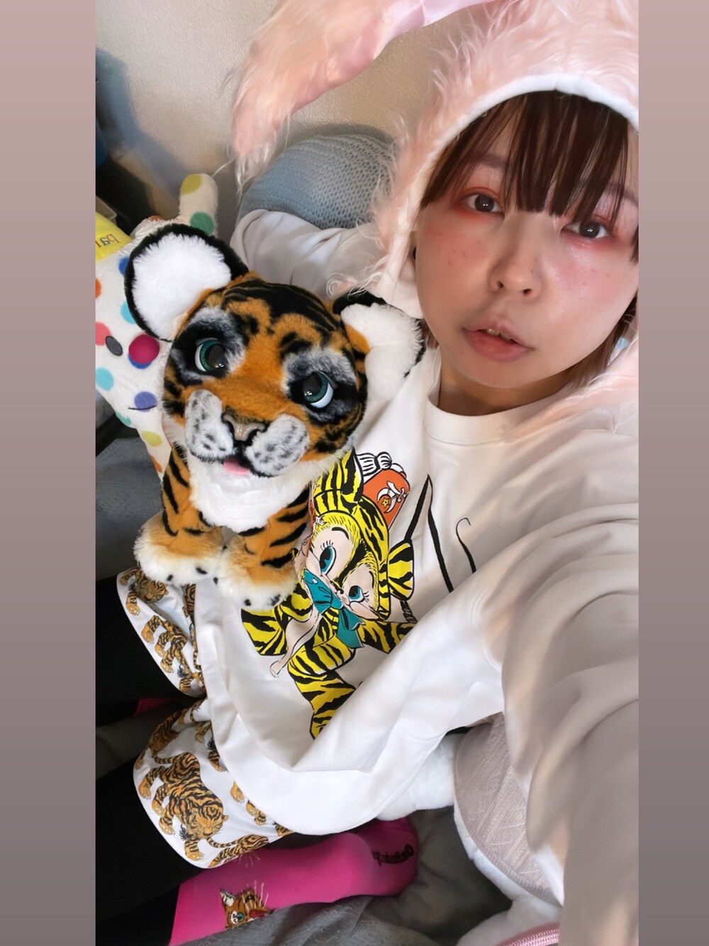 ホワイト系のスウェット、ホワイト系のその他パンツ、ピンク系のソックス/靴下を着用したレディースの冬コーディネートの2枚目の写真