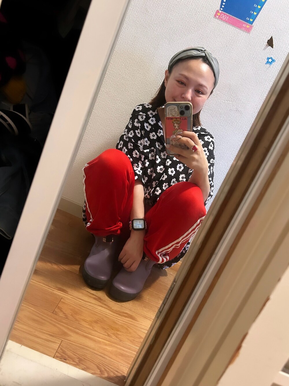 レッド系のスウェットパンツを着用したレディースの夏コーディネートの2枚目の写真